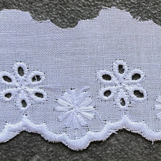 Wit broderie randje 3cm hoog nr. 37