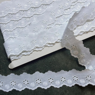 Wit broderie randje 3cm hoog nr. 37