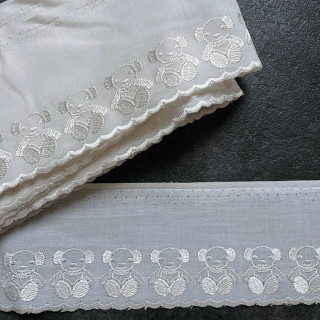 Ecru broderie randje met beertje 7 cm hoog nr. 33