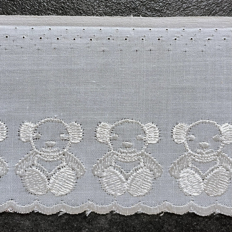 Ecru broderie randje met beertje 7 cm hoog nr. 33