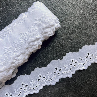 Wit broderie randje 3 cm hoog nr. 32