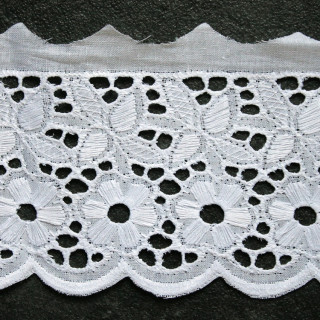 Wit broderie rand 6,5 cm hoog nr.28