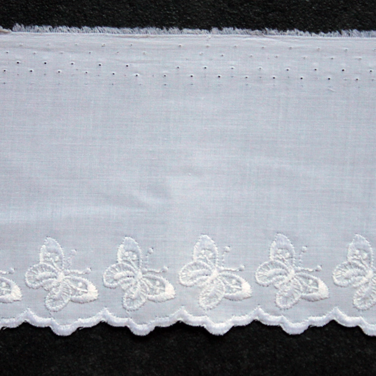 Wit broderie kant 10 cm hoog met vlinder nr.17