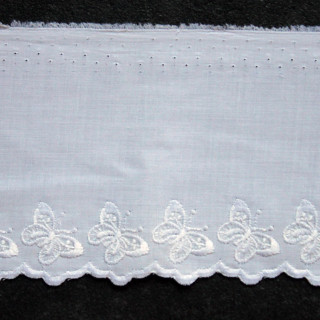 Wit broderie kant 10 cm hoog met vlinder nr.17