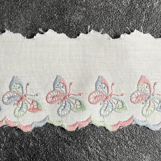 Creme broderie kant 6 cm hoog met vlinder nr.12