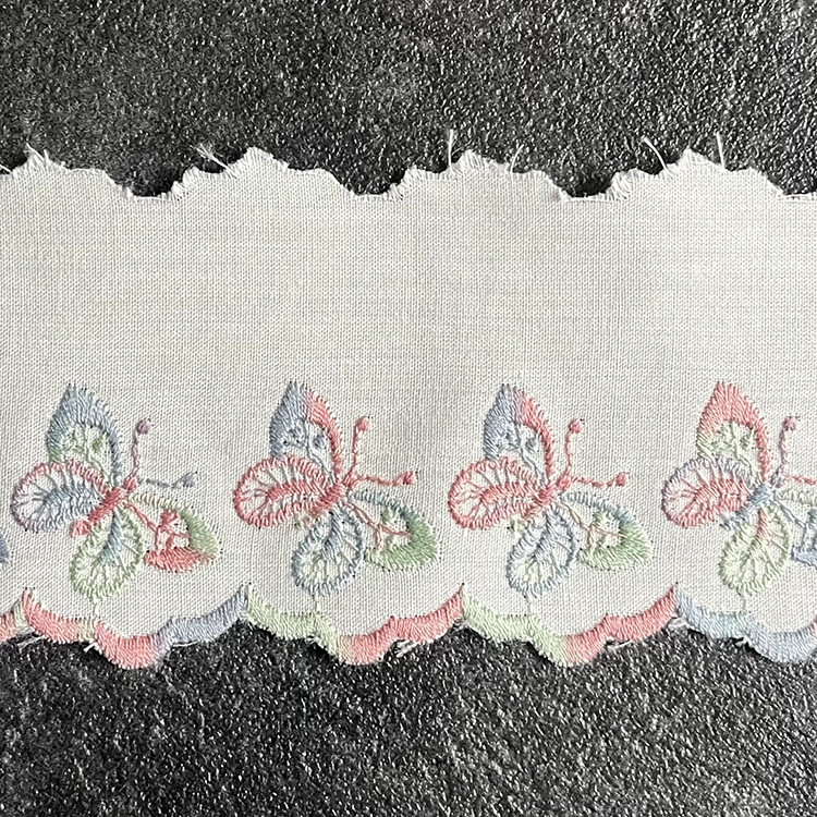 Creme broderie kant 6 cm hoog met vlinder nr.12