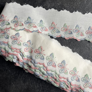 Creme broderie kant 6 cm hoog met vlinder nr.12