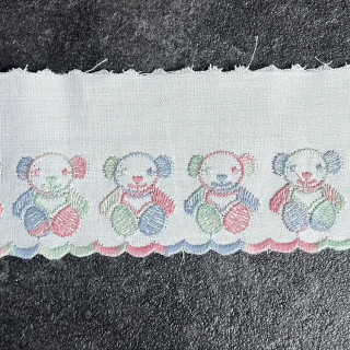 Creme broderie kant 6 cm hoog met beertje nr.40