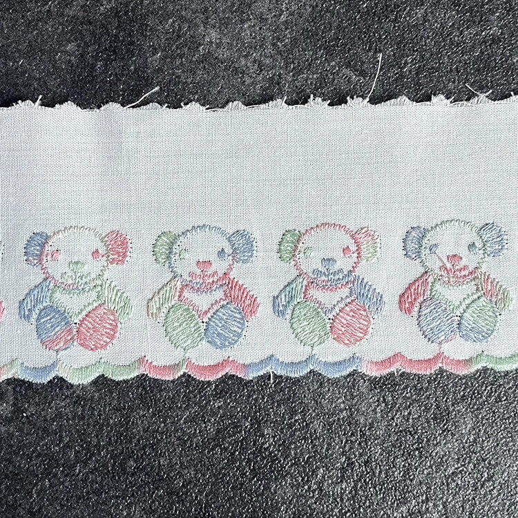 Creme broderie kant 6 cm hoog met beertje nr.40