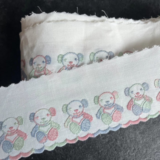 Creme broderie kant 6 cm hoog met beertje nr.40