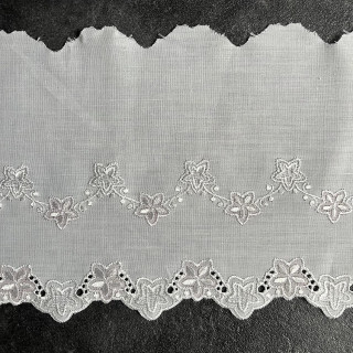 Wit broderie kant met roze bloemetjes 16cm hoog nr.16