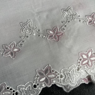 Wit broderie kant met roze bloemetjes 16cm hoog nr.16