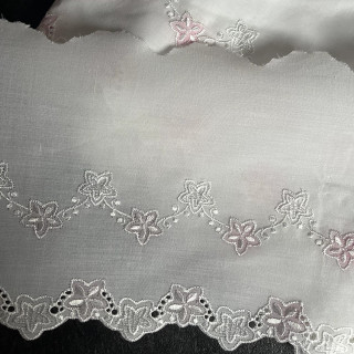 Wit broderie kant met roze bloemetjes 16cm hoog nr.16