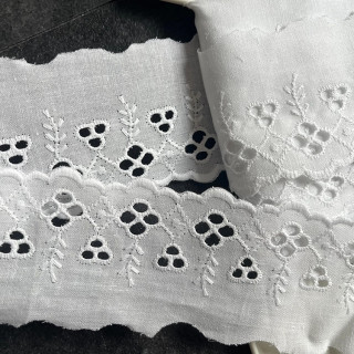Wit broderie randje 5,5 cm hoog nr. 41