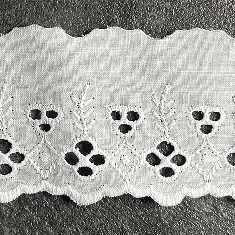 Wit broderie randje 5,5 cm hoog nr. 41