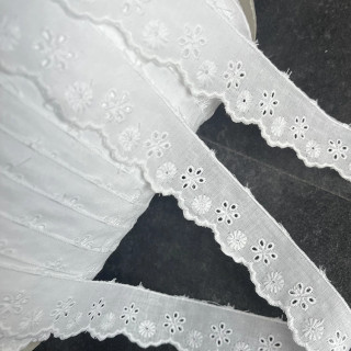 Wit broderie kant 3 cm hoog nr.24