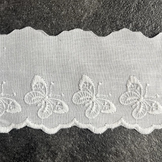 Wit broderie kant 6 cm hoog met vlinder (nr.42)