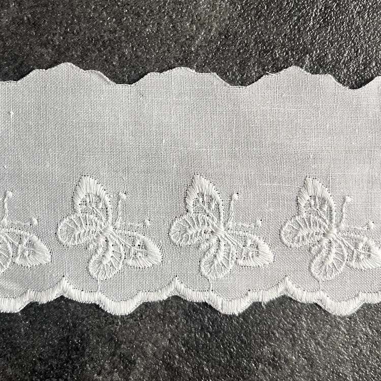 Wit broderie kant 6 cm hoog met vlinder (nr.42)