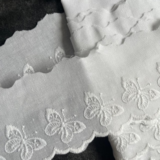 Wit broderie kant 6 cm hoog met vlinder nr.42