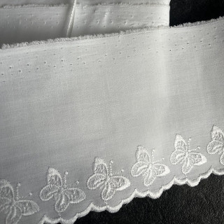 Wit broderie kant 10 cm hoog met vlinder nr.17