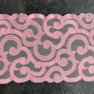 Roze broderie rand 13,5 cm hoog nr.43