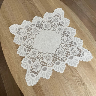 Ivoor kanten kleedje 49 × 52 cm (nr.16)
