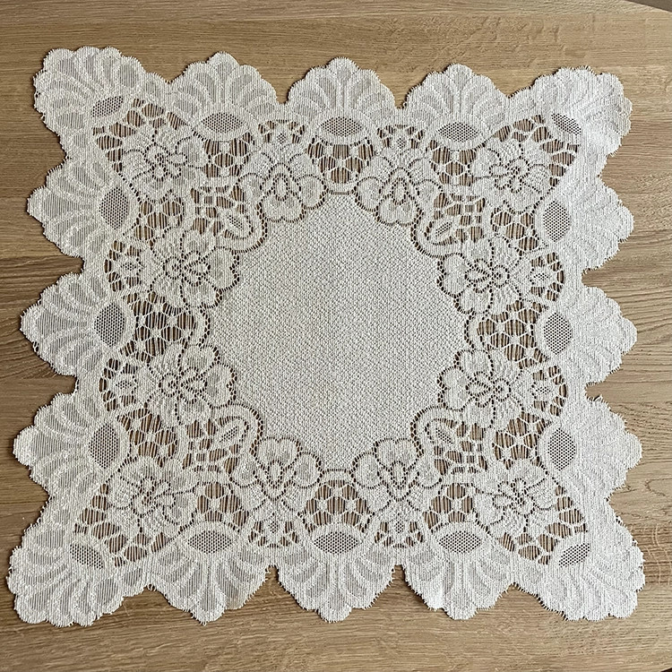 Ivoor kanten kleedje 49 × 52 cm (nr.16)