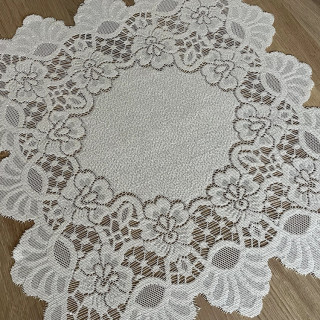 Ivoor kanten kleedje 49 × 52 cm (nr.16)