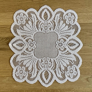 Kanten kleedje wit 29x32cm (nr.10)