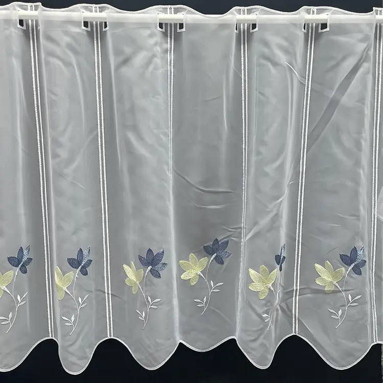 Valletje nr.239 wit voile met bloemen hoogte 63 cm